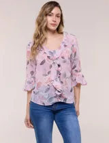 Blusa de gasa rosada con estampado floral, escote en V con volados en cascada en la pechera y mangas tres cuartos acampanadas.