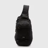 Bolso tipo sling bag de diseño ergonómico en color negro, con correas ajustables, cierres waterproof y tres divisiones internas. Puede llevarse cruzado al frente o en la espalda.