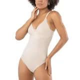 Body modelador color arena, con copas con aro y escote en V, tirantes finos ajustables y cierre en la entrepierna. Presenta refuerzo delantero para modelar la figura.