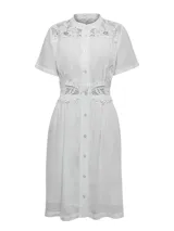 Vestido midi de lino orgánico y viscosa en color blanco, con cuello mao, mangas cortas y cierre frontal con botones. Presenta detalles de encaje en los hombros, el pecho y la cintura, además de forro interior a tono.