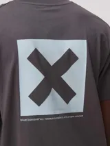 Camiseta de algodón orgánico color gris oscuro, con corte regular fit y cuello redondo. Presenta un pequeño estampado cuadrado con una cruz en el pecho.