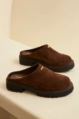 Sueco marrón de cuero gamuza con detalle de logo VDM dorado en el empeine y suela track negra.