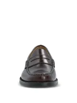 Mocasines de cuero color bordó con diseño clásico tipo penny loafer, costuras reforzadas en la puntera y suela con tecnología de amortiguación.