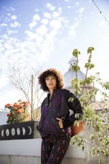 Chaqueta capitoneada con estampado exclusivo en tonos negro, violeta y verde. Tiene cuello redondo, mangas largas con puños elásticos y bolsillos laterales. Edición limitada hecha artesanalmente en Uruguay.