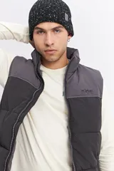 Chaleco puffer bicolor con diseño en bloques, cierre frontal y bolsillos funcionales. Presenta un ajuste regular y logo de la marca estampado en el pecho.