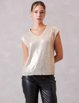 Blusa sin mangas con escote en V, confeccionada completamente en lentejuelas color dorado. Cuenta con forro interno a tono y un corte recto y holgado.