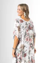 Vestido midi de gasa blanca con estampado floral chintz en tonos rosa y gris, de corte amplio y liviano.