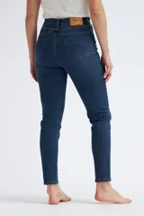 Pantalón de jean skinny de tiro alto, color azul medio, con suave elasticidad.