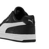 Championes Puma Caven III de estilo urbano, confeccionados en cuero sintético negro con la icónica franja lateral en blanco y suela de goma blanca.