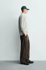 Sudadera de manga larga estilo polo con diseño de rayas horizontales anchas en azul marino y blanco. Presenta cuello de solapa en contraste, cierre frontal con botones ocultos y acabados en rib en puños y bajo.