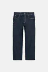 Jeans de tiro medio con corte recto y largo al tobillo. Presentan diseño de cinco bolsillos, cierre frontal con cremallera y botón, y ruedo deshilachado.