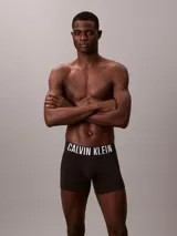 Pack de tres calzoncillos tipo boxer brief de la colección Intense Power de Calvin Klein, confeccionados en mezcla de algodón y elastano. Presentan un diseño minimalista con cintura elástica distintiva de la marca con el logo estampado.