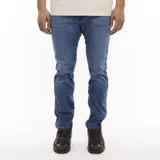 Pantalón de jean Wrangler de corte slim, color azul medio.