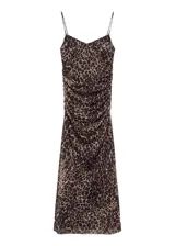 Vestido midi de tirantes finos con estampado animal print de leopardo. Presenta un diseño entallado con fruncidos laterales y cuello escotado.