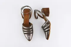 Sandalias plateadas de cuero y tela, con tiras horizontales y punta fina.