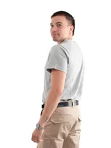 Remera negra de manga corta con escote en V.