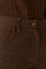 Pantalón marrón de tiro alto y corte jeanero, confeccionado en lana fina sin teñir.