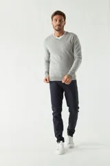 Sweater de punto color rosa con cuello en V y logo bordado en el pecho.