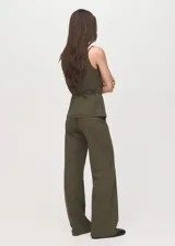 Pantalón recto color verde militar con cintura elástica, confeccionado en mezcla de algodón y poliamida.