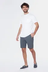 Bermuda clásica de gabardina con spandex, de corte recto y bolsillos laterales, color gris oscuro.