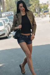 Shorts mini de denim TRF de tiro bajo, con cinco bolsillos, trabillas y cierre frontal con cremallera y botones metálicos.