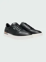 Zapatillas Boss de cuero negro con cordones al tono, suela de goma blanca y detalle de logo en el lateral y la lengüeta.