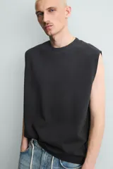 Camiseta tank negra con efecto lavado, cuello redondo y manga sisa, de corte relaxed fit.