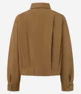 Campera corta y liviana de color marrón, con cuello clásico, cierre frontal con botones y mangas largas con puños ajustables.