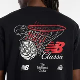 Remera de manga corta color negro con cuello redondo. Presenta un pequeño estampado frontal con el logo de New Balance en rojo y la palabra "Classic" debajo en tipografía cursiva blanca.