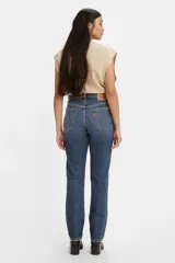 Pantalón de jean azul de corte recto, tiro alto y confeccionado en denim 100% algodón.