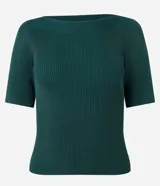 Blusa de punto color verde oscuro, de manga corta y escote bote, con diseño ajustado y textura acanalada.
