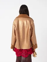 Campera oversized de cuero sintético negro con interior de piel sintética al tono, solapas amplias, cierre frontal y puños con detalle de piel.