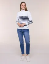 Buzo de frisa blanca con rayas horizontales azul marino, cuello alto con medio cierre y mangas largas.