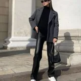 Pantalón de ecocuero negro, de corte recto y tiro alto.