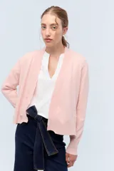 Cardigan de tejido de punto liviano, con frente abierto y mangas largas. Presenta bordes acanalados en el frente y puños, con un diseño minimalista y elegante.