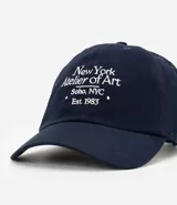 Gorra de sarga color azul marino con ala curva y bordado frontal con texto New York. Cuenta con regulador en la parte posterior para un ajuste personalizado.
