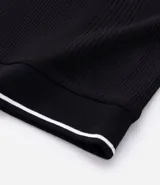 Polo de hombre marca Marfinno, confeccionada en tejido de media malla con textura rayada. Presenta cuello polo con botones y mangas cortas con terminaciones en rib con detalles contrastantes.