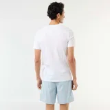 Pack de pijama corto compuesto por una remera blanca de manga corta con bolsillo en el pecho y un pantalón corto de popelina a rayas celestes, blancas y naranjas con cintura elástica.