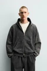 Hoodie con cierre frontal y capucha, color azul, de corte relaxed fit con interior afelpado y efecto lavado.