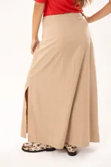 Pollera larga de corte recto con tajo lateral, confeccionada en tela suave con acabado tipo piel de durazno y cierre invisible lateral.