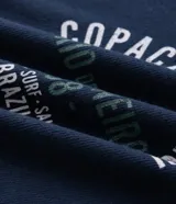 Remera de cuello redondo y manga corta, color azul marino, con estampa frontal tipo lettering con la leyenda Copacabana Beach.