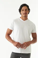 Remera verde con escote en V y logo bordado en el pecho.