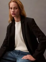 Buzo de cuello redondo color beige, confeccionado en suave tejido fleece. Presenta un logo de archivo de Calvin Klein bordado en el frente.