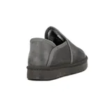 Pantuflas cerradas de color gris con interior de piel sintética.