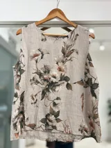 Musculosa de lino color beige con estampado floral en tonos marrones y blancos, de corte recto y escote redondo.