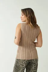 Musculosa de punto acanalado en color beige con acabado brillante, de corte al cuerpo y cuello redondo.