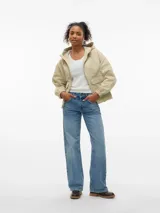 Campera tipo parka corta de color beige, con capucha ajustable con cordón, cierre frontal y grandes bolsillos frontales con solapa. Presenta puños elásticos fruncidos.