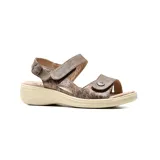 Sandalia plana Korium Confort modelo Hodei, color beige con estampado floral y detalles metalizados. Cuenta con tiras ajustables con velcro, una hebilla metálica decorativa y plantilla de cuero.