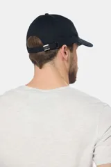 Gorra de béisbol azul de lona con logo en el frente.