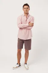 Camisa de manga larga para hombre, color azul claro jaspeado, con cuello clásico y botones blancos. Corte ajustado (slim fit).